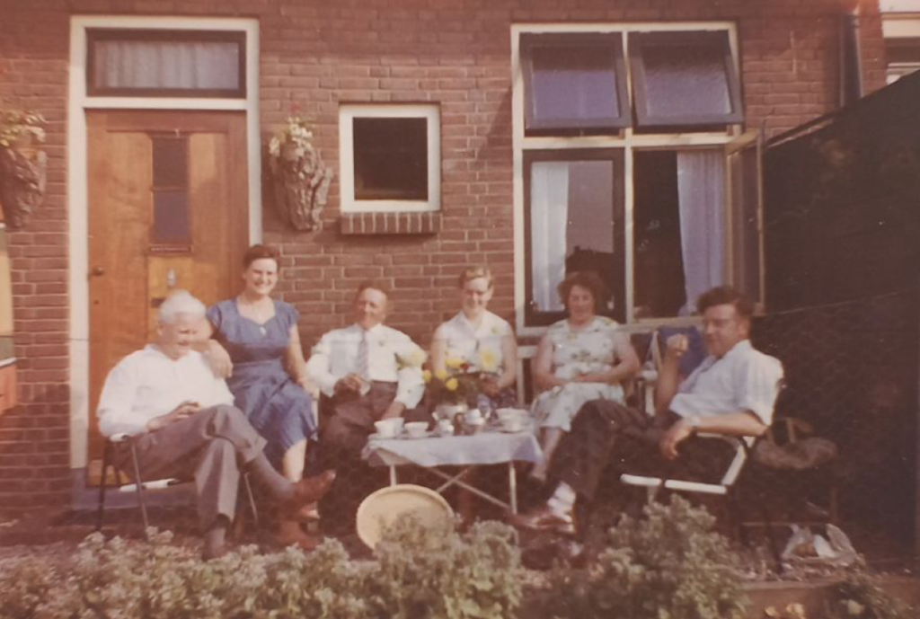 Wim Pannekoek, Betsy Pannekoek-Wessels, Harm Nieuwland, Tonnie Pannekoek, Jo Nieuwland-Timmer, Gerrit Nieuwland naast het huis van de familie Pannekoek in Dieren. Bron: persoonlijk archief Dick Nieuwland
