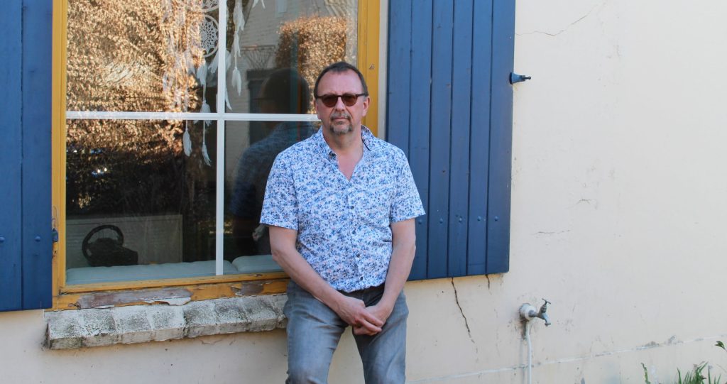 Dick Nieuwland bij voormalig huis van opa en "opoe" Nieuwland in Brummen. Foto door: Chimène de Jonge