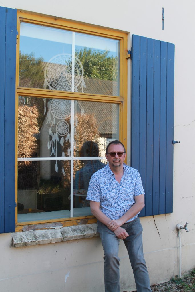 Dick Nieuwland in Brummen, bij het ouderlijk huis van zijn vader Gerrit. (2025) Foto door: Chimène de Jonge