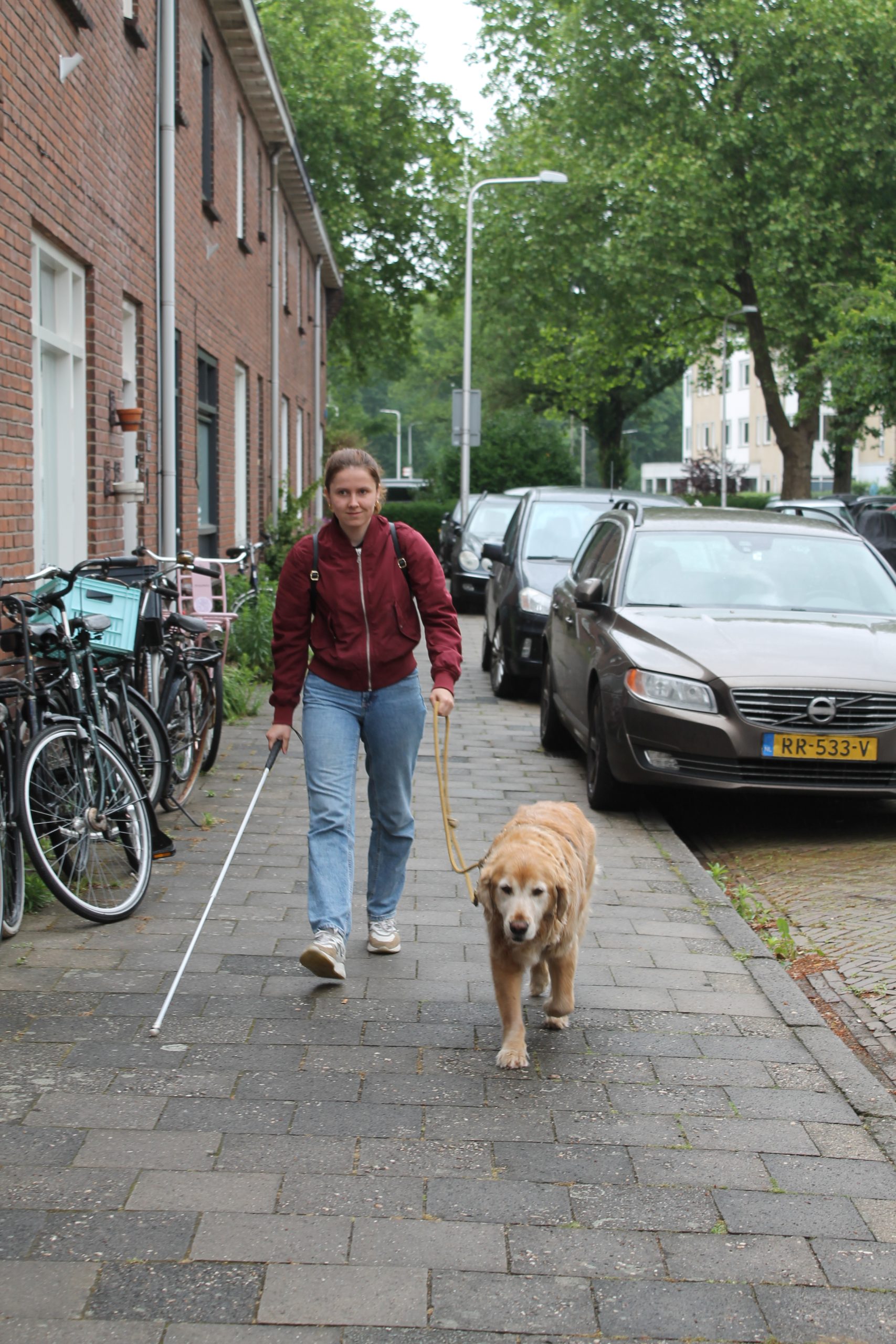 Janice & Urley lopend over straat. Foto: Chimène de Jonge