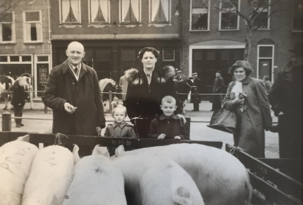 Leo (rechts onderin) met zijn moeder, zusje en vader (links) op de foto. Delft, 1964