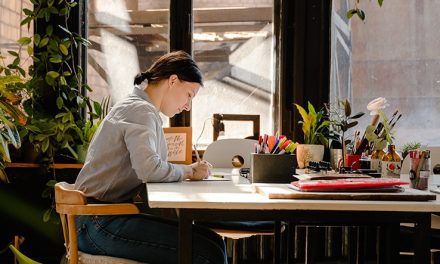 ‘Als je begint te schrijven, gaat de pen vanzelf’