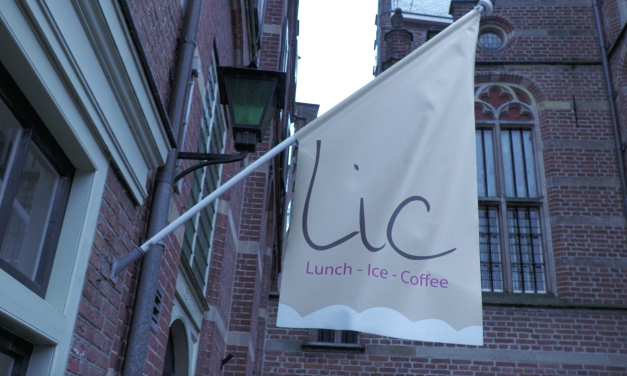 Topdrukte bij de ijssalon door het opkomende lenteweer