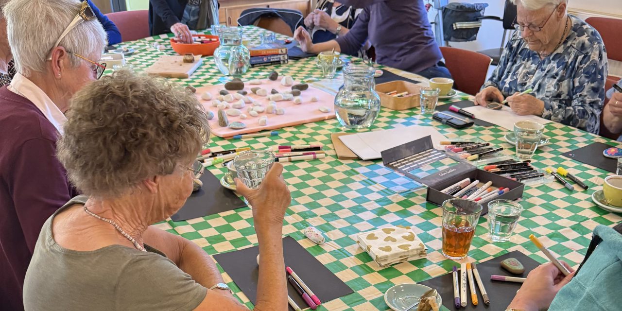 Creatieve workshop brengt vrijwilligers samen in aanloop naar zomers café