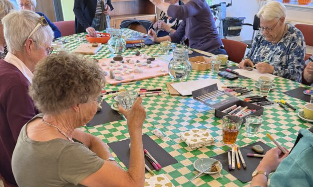 Creatieve workshop brengt vrijwilligers samen in aanloop naar zomers café