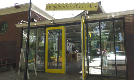 Kunstwerken van leerlingen helpen Stichting Muk