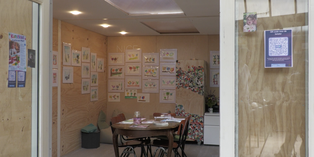 Mini-exposie van kunstklas bij tentoonstelling de oorsprong