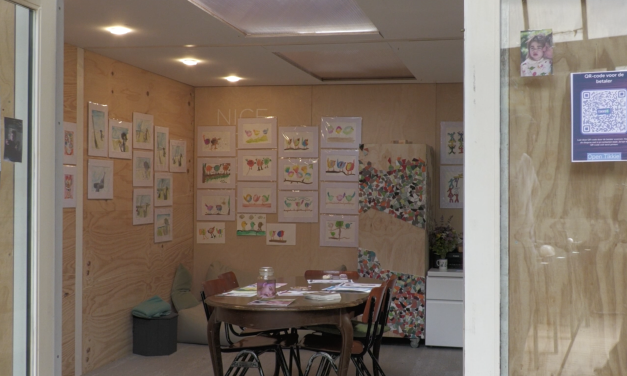 Mini-exposie van kunstklas bij tentoonstelling de oorsprong