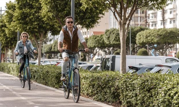 E-bikes meest verkocht, toch blijven gewone fietsen overheersen op de weg