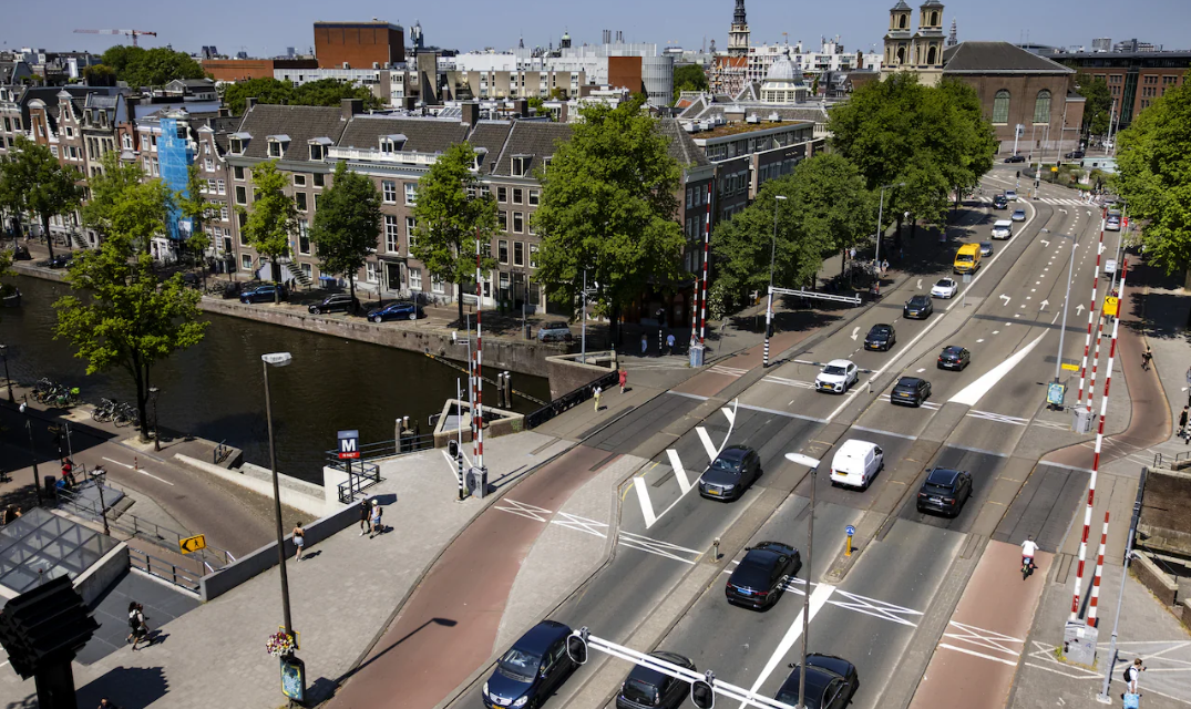 Luchtkwaliteit Weesperstraat verbetert licht sinds 30 km/u-maatregel