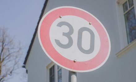 Geen schonere lucht na invoering 30 kilometer per uur op 132 wegen in Haarlem