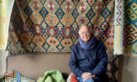 71-jarige Richard Houpt opent pop-upwinkel in Beeldhoven, maar worstelt met moderne marketing