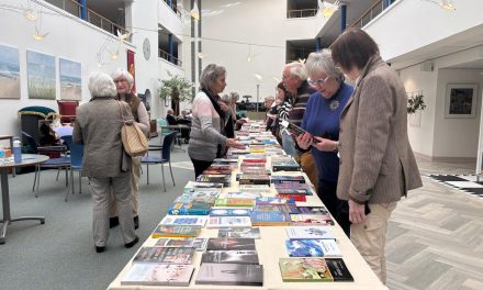 Rollende rollators en een mandje vol boeken: wooncentrum Huize het Oosten organiseerde weer een boekenmarkt