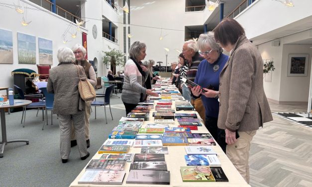 Rollende rollators en een mandje vol boeken: wooncentrum Huize het Oosten organiseerde weer een boekenmarkt