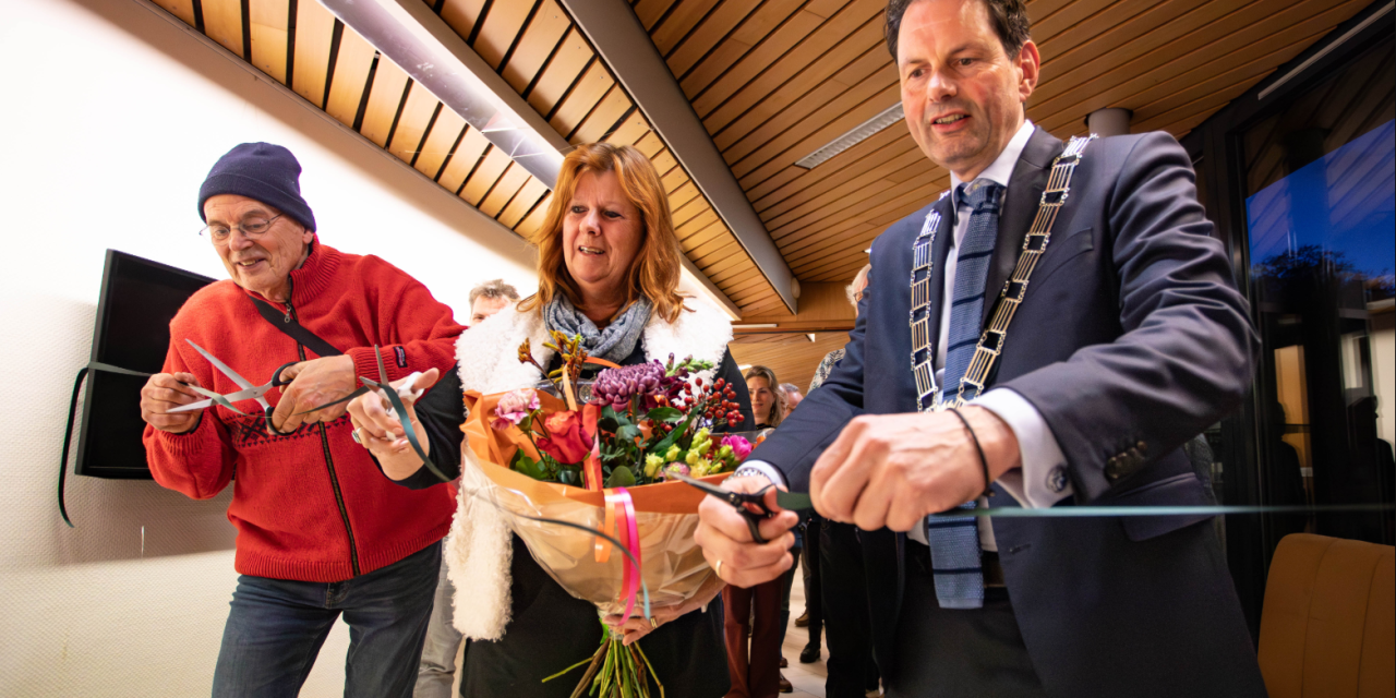 Burgemeester Haverkamp reikt prijzen uit voor de vernieuwde Biltse fotowedstrijd