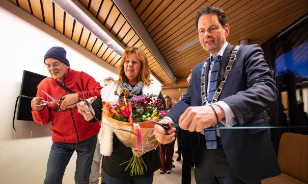 Burgemeester Haverkamp reikt prijzen uit voor de vernieuwde Biltse fotowedstrijd