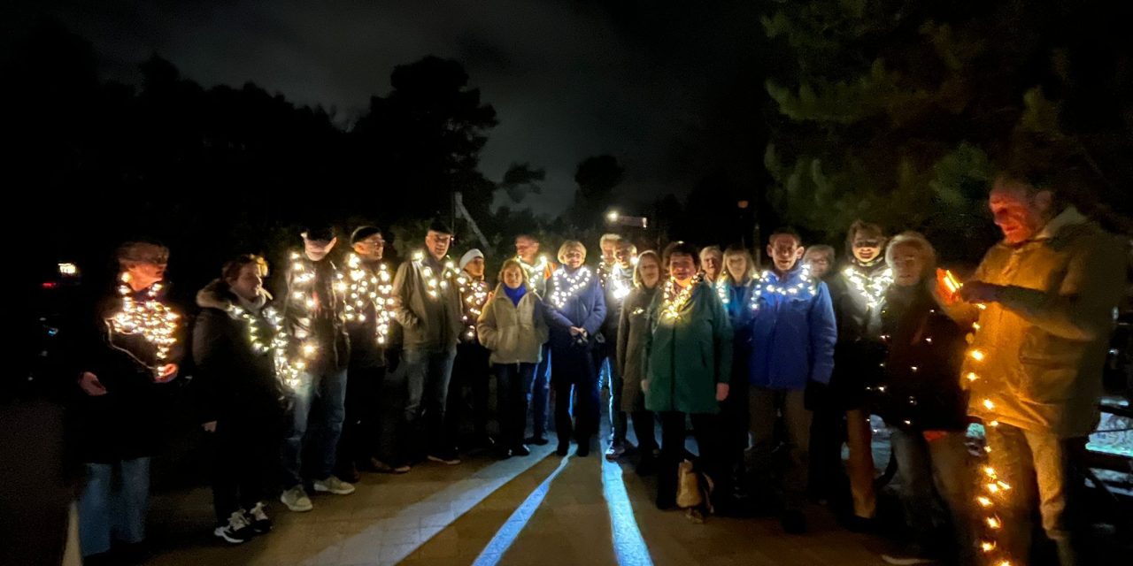 Koor Valsch en Gemeen brengt verrassingsmuziek langs de deuren in De Bilt
