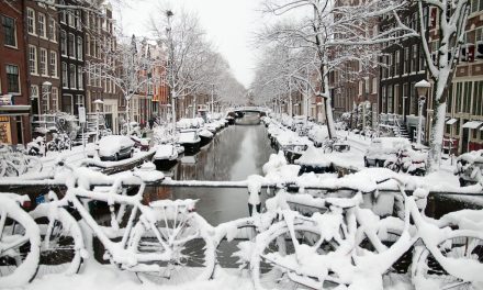 “We kunnen niet alles tegelijk strooien”: zo bereidt Amsterdam zich voor op gladde wegen