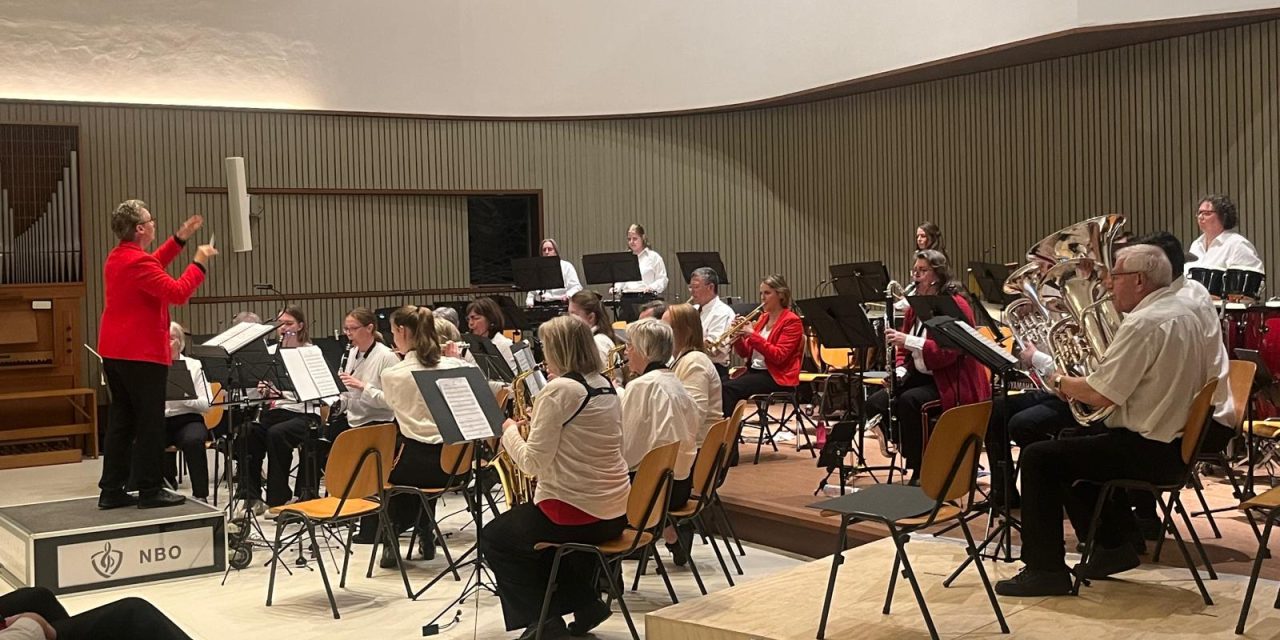 Dirigent Lucienne de Valk neemt afscheid van het Nederlandse brandweerorkest