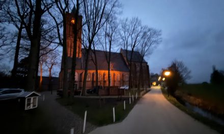 Kerkjeugd Westbroek verkoopt stroopwafels voor internationale oogzorg