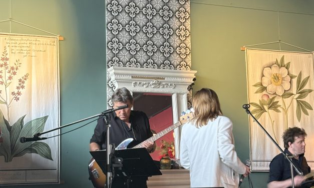 Band Slightly Different speelt popklassiekers in Pomp 41