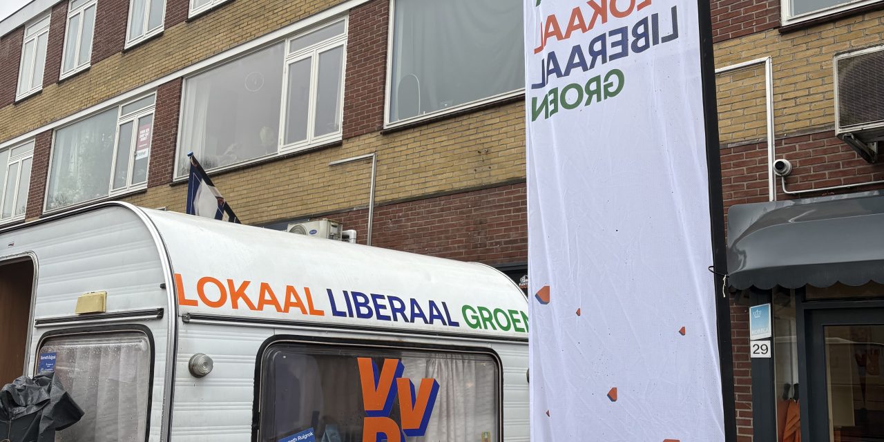 Politieke partijen voeren campagne op de markt in Bilthoven in aanloop naar de gemeenteraadsverkiezingen