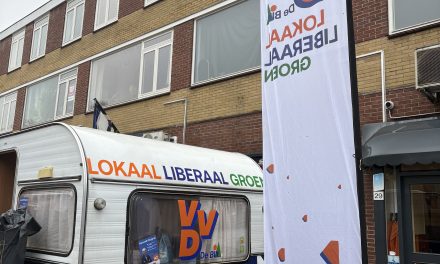Politieke partijen voeren campagne op de markt in Bilthoven in aanloop naar de gemeenteraadsverkiezingen