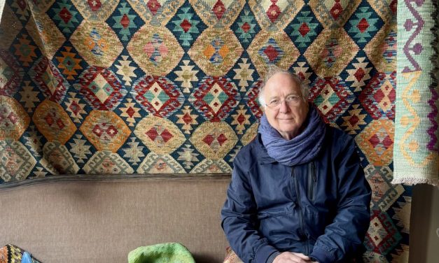 71-jarige Richard Houpt opent pop-upwinkel in Beeldhoven, maar worstelt met moderne marketing