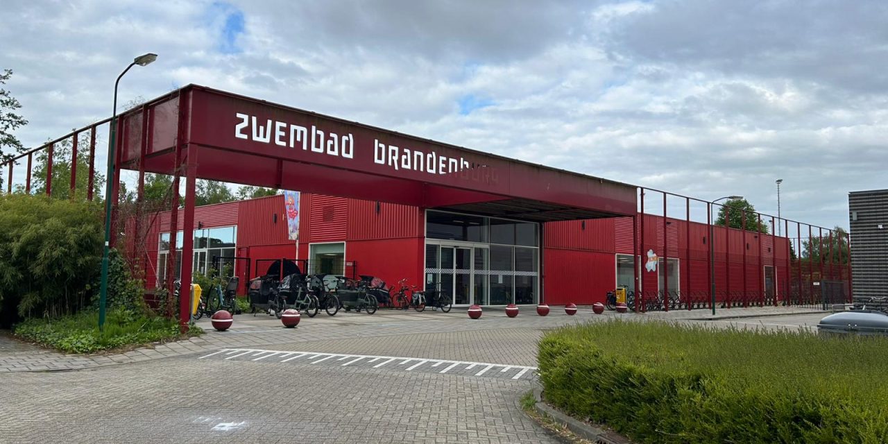 Vaste vrijwilligers Stichting Samen Verder De Bilt stoppen na twintig jaar met zwemmen