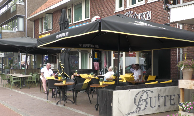 Op de warmste dag van het jaar zijn in De Bilt de terrassen leeg