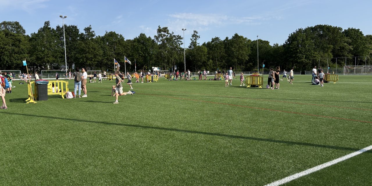 Honderden wandelaars trekken door De Bilt tijdens derde avond van Avondvierdaagse