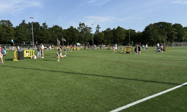 Honderden wandelaars trekken door De Bilt tijdens derde avond van Avondvierdaagse