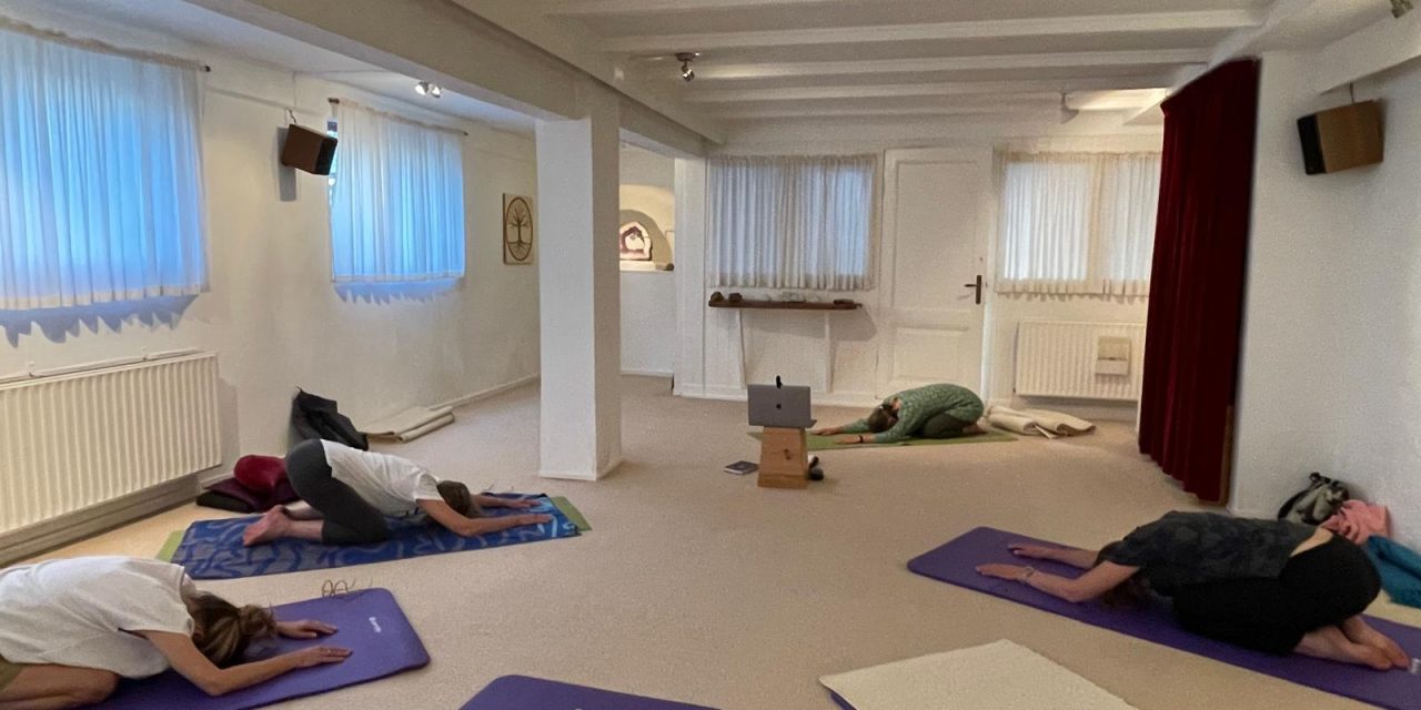 Yogadocenten houden rekening met de hitte