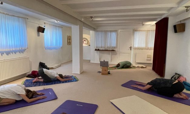 Yogadocenten houden rekening met de hitte