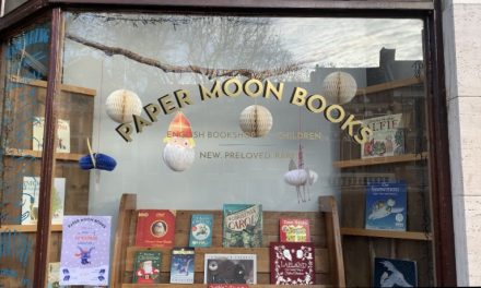 Engelse kinderboekenwinkel Paper Moon Books viert haar eerste Sinterklaas
