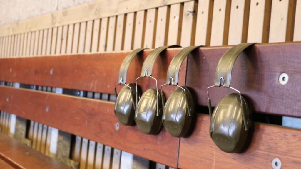'Denk om je oren', aldus sergeant Thijssen. Op de schietbaan draagt iedereen verplicht gehoorbescherming. Beeld Fleur Nuijten