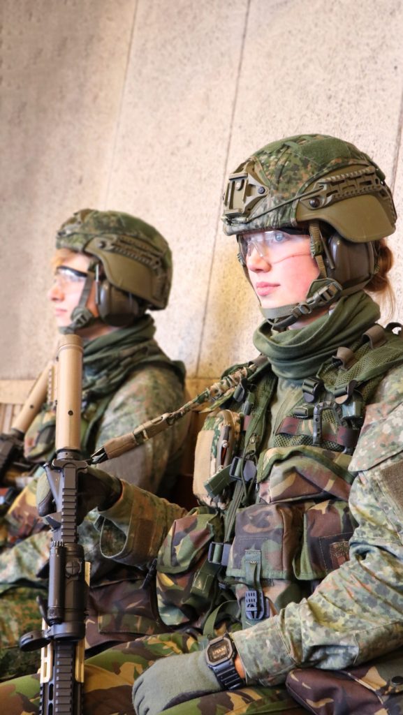 Reservist Hylarides (20) in uniform aan het wachten tot ze met een Colt-C7 geweer mag oefenen. Beeld Fleur Nuijten