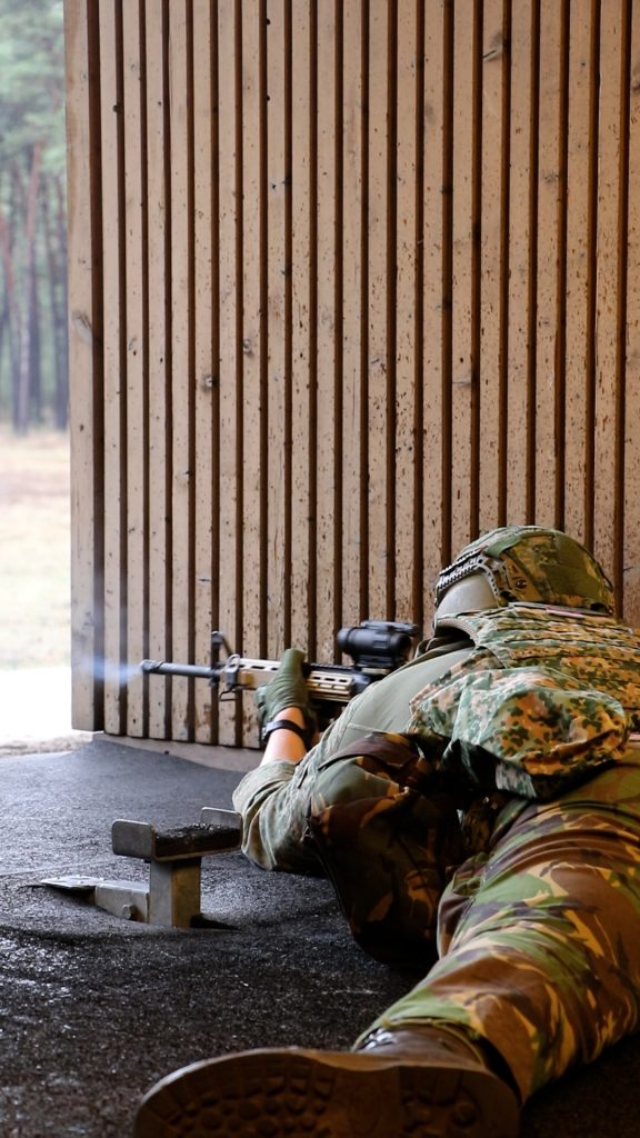 Algemeen militair Boontjes (19) schiet tijdens het infanterie schietkamp op het oefenterrein in Harskamp. Beeld Fleur Nuijten