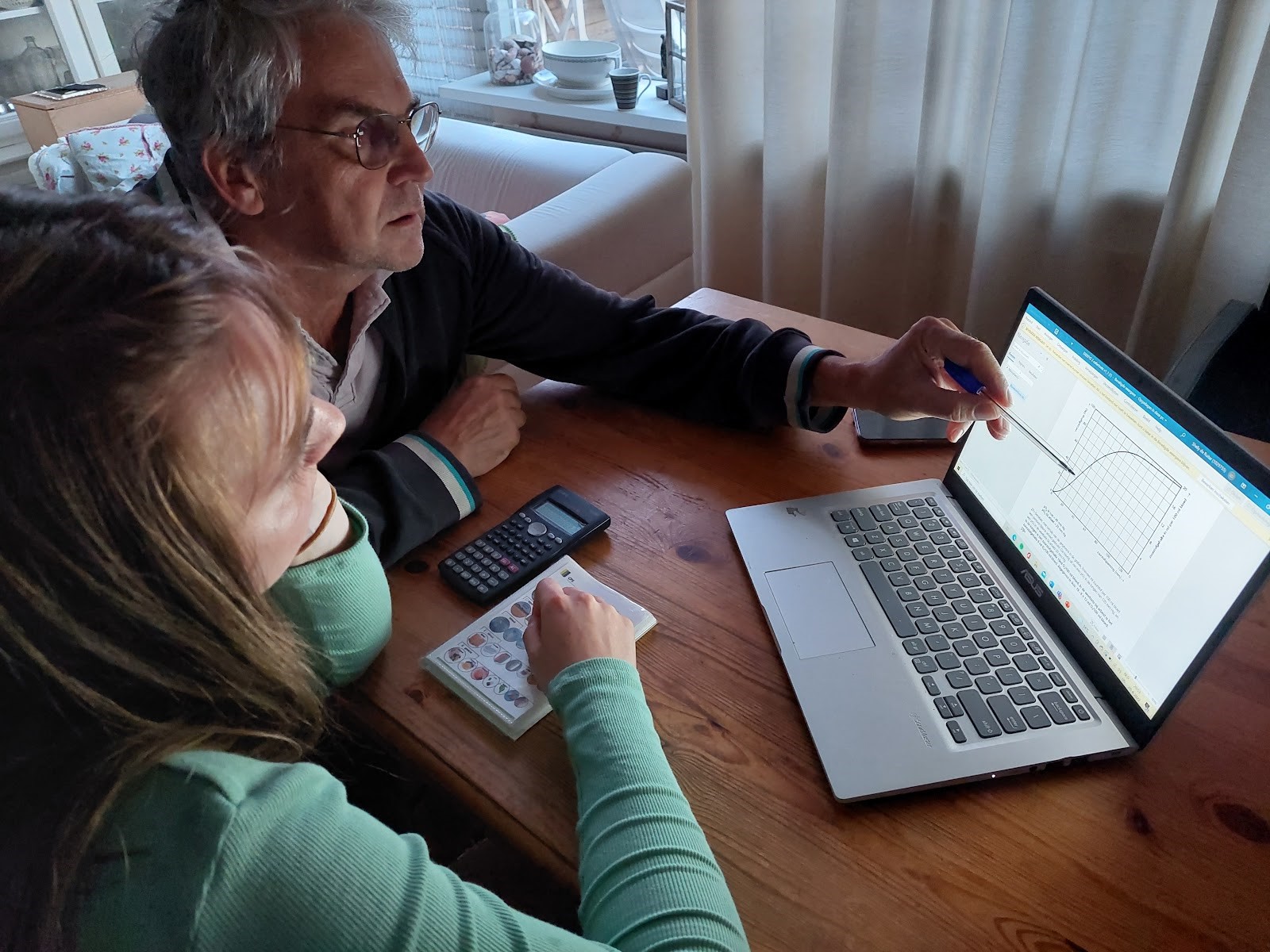 Shelly die vader met haar vader aan rekenen zit.