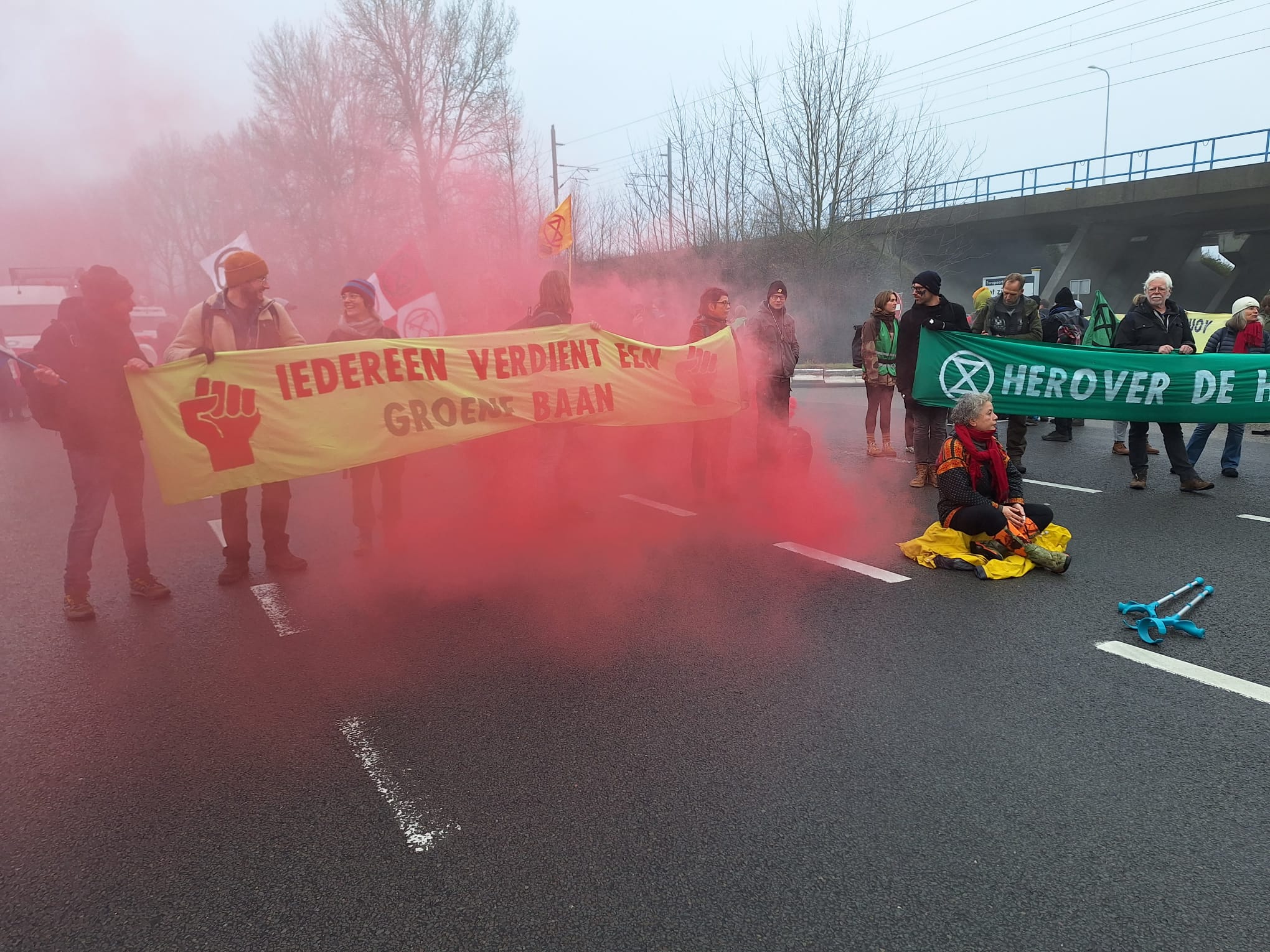 Zo ziet het begin van de actie eruit, met kleurvuurwerk en spandoeken op de Moezelweg.