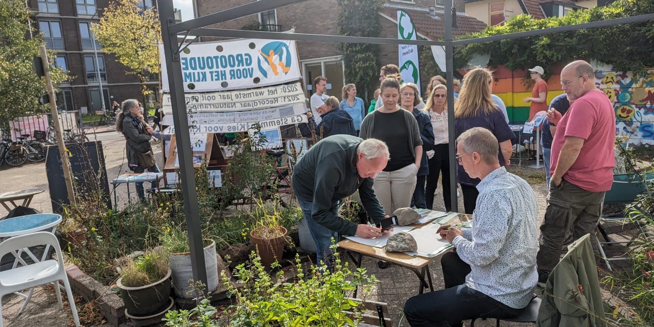 Gemeente Hilversum deelt 500 boompjes uit bij Vonk in de Wijk tijdens de Duurzame Dagen