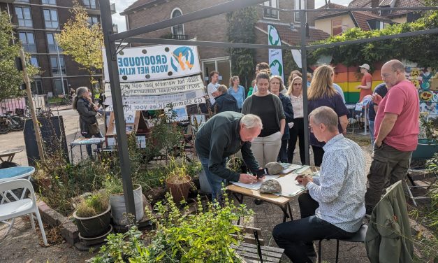Gemeente Hilversum deelt 500 boompjes uit bij Vonk in de Wijk tijdens de Duurzame Dagen