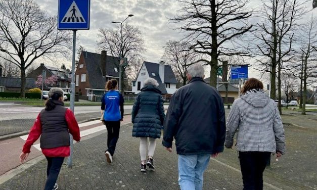 Wandelaars vol in beweging richting eerste Hilversum City Walk op 14 april