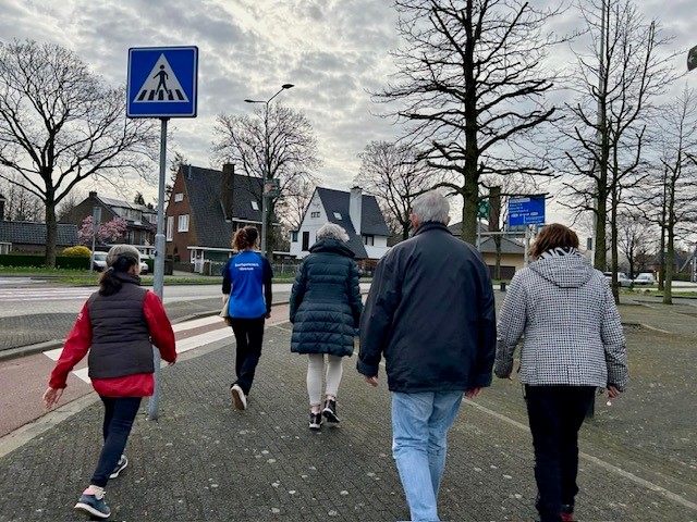 Wandelaars vol in beweging richting eerste Hilversum City Walk op 14 april