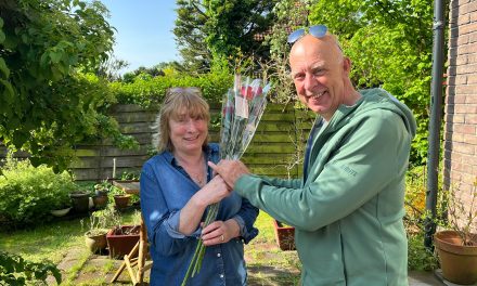PvdA Hilversum dankt haar oudere leden met rozen op de Dag van de Arbeid