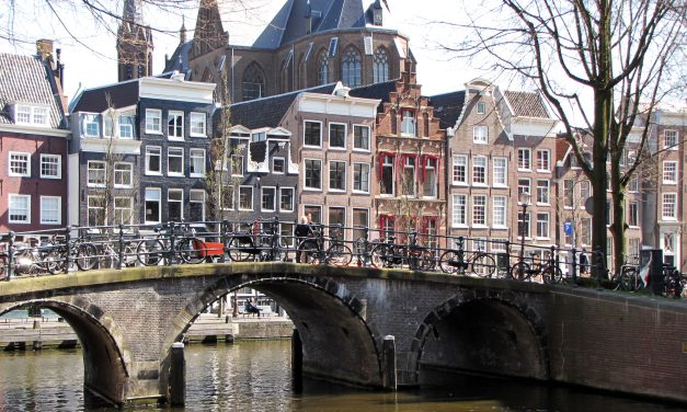 Huizenprijzen en WOZ-Waarden in Amsterdam en Hilversum: Stijgingen en dalingen hebben een logisch verband