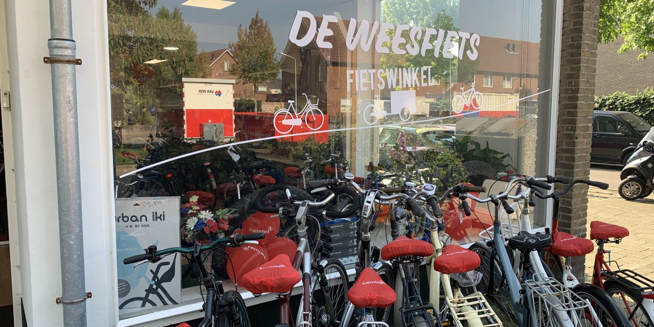 Het project de Weesfiets verhuisd door groei van succes; geeft zwerffietsen en dak- en thuislozen een nieuwe kans