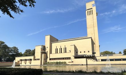 Gemeente Hilversum onder vuur: D66 eist afschaffing plastic wegwerpbekertjes in het raadhuis