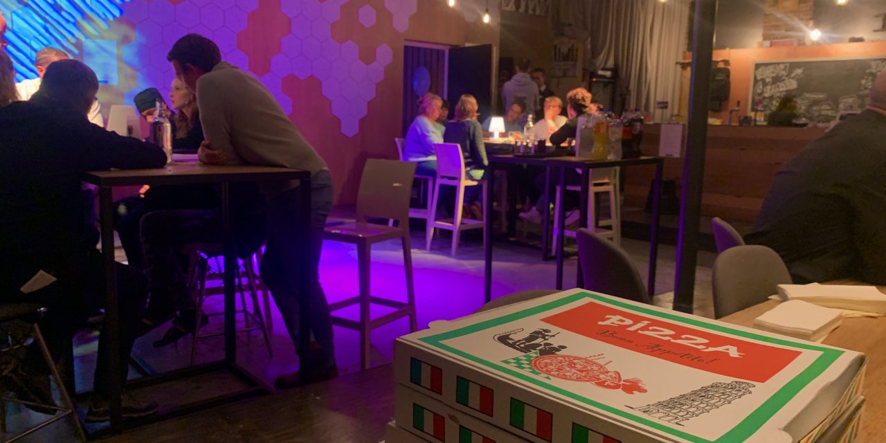 Jongeren delen hun mening over de fusie tijdens de Pizza & Politiek avond