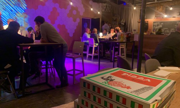 Jongeren delen hun mening over de fusie tijdens de Pizza & Politiek avond